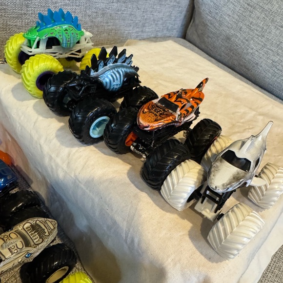 Hot Wheels Unique Monster Truck Bundle - Picture 3 of 7